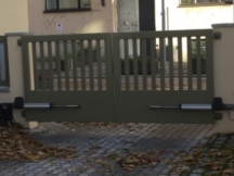 Metallist tiibväravad, puidust piirdeaed, väravaautomaatika