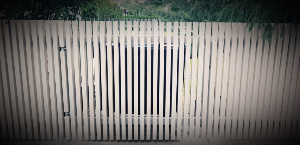 värvitud siberi lehisest piirdeaed, värav prügikastile