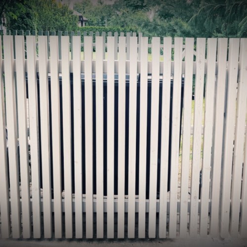 prügimaja, värvitud siberi lehisest piirdeaed, värav prügikastile